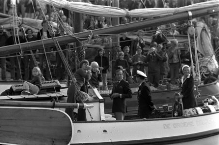 Op de Groene Draeck varen vlnr prins Claus en prinses Beatrix, Bestanddeelnr 928-1046