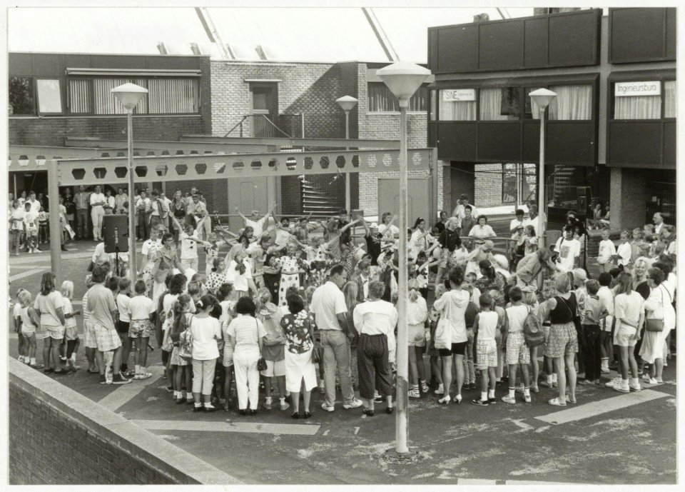 Op de tonen van A Brand New Day uit de de musical The Wiz opende de vijftigkoppige dansgroep Gens uit Maarssenbroek de Stuif-Stuif in de Beijneshal. NL-HlmNHA 54027075