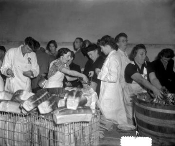 Ontzet Leiden uitreiking haring en wittebrood, Bestanddeelnr 905-3413