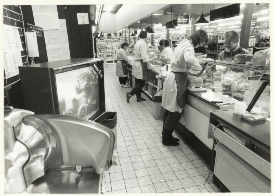 Op de versafdeling van het Albert Heijn filiaal aan het Soendaplein. NL-HlmNHA 54016720