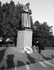 Onthulling standbeeld van Jan Amos Comenius door Tsjechische gezant Zijne Exelle, Bestanddeelnr 909-0279
