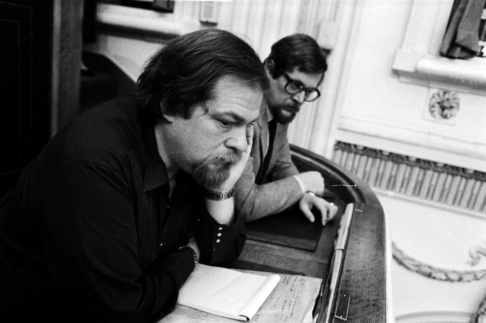 Op de publieke tribune de Amsterdamse wethouders Schaefer (l) en Heerma, Bestanddeelnr 932-4716