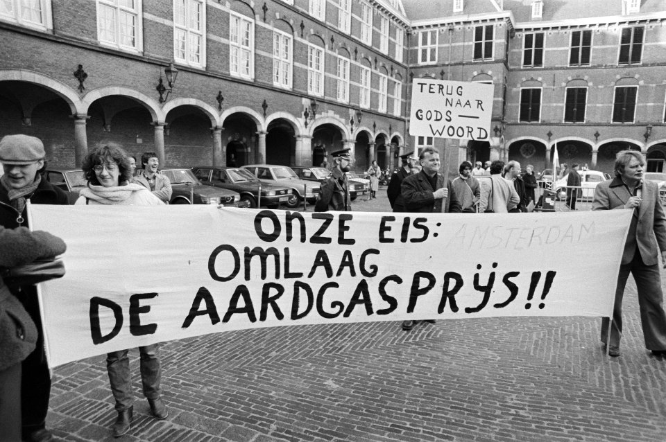 Op het Binnenhof werd gedemonstreerd door verschillende woonkostencomites tegen , Bestanddeelnr 931-2096