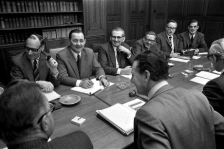 Op de rug gezien minister Lubbers (r) en staatssecretaris Hazekamp, aan de overz, Bestanddeelnr 926-9763