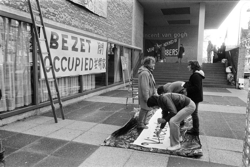Op de gevel worden spandoeken aangebracht, Bestanddeelnr 932-5053