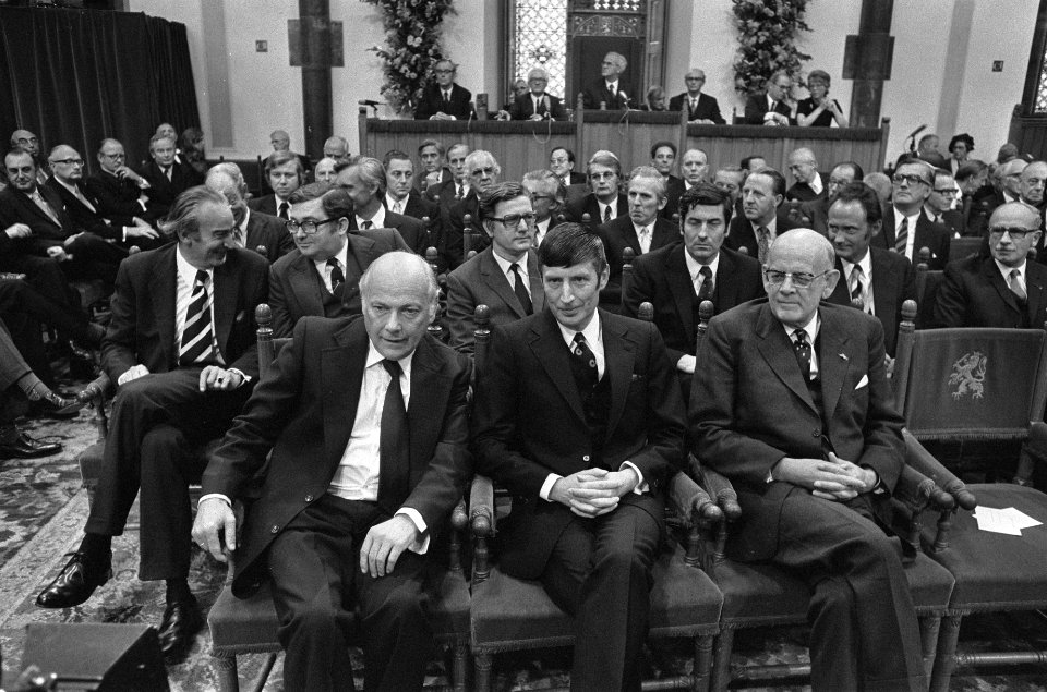Op de eerste rij in de Ridderzaal v.l.n.r. premier Den Uyl en de ministers Van …, Bestanddeelnr 927-4557