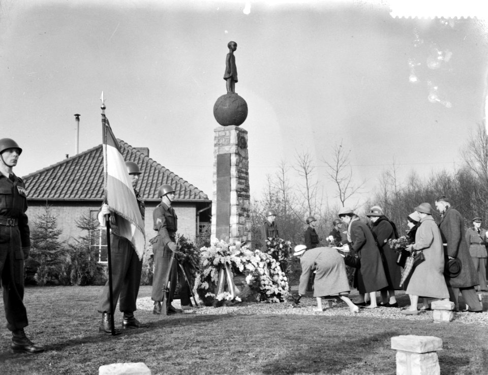 Onthulling monument ter gedachtenis van de gesneuvelden van het Korea detachemen, Bestanddeelnr 910-8897