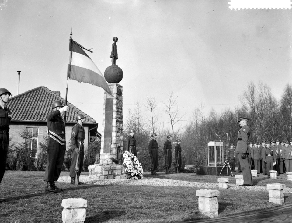 Onthulling monument ter gedachtenis van de gesneuvelden van het Korea detachemen, Bestanddeelnr 910-8895