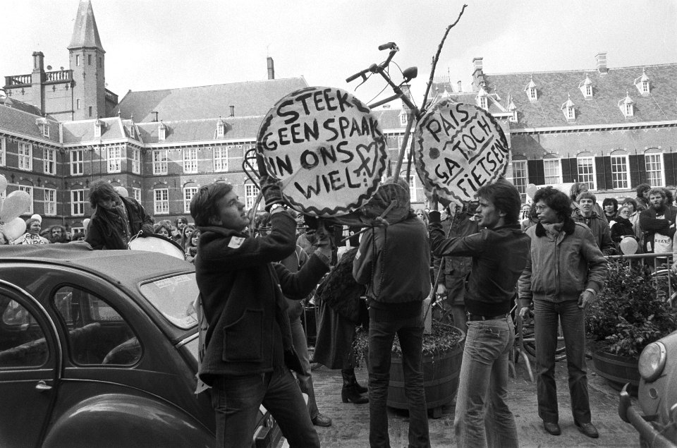 Op de borden staat o.a. Steek geen spaak in het wiel en Pais ga toch fietsen, Bestanddeelnr 930-1425