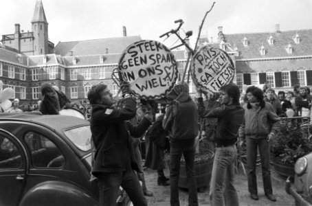 Op de borden staat o.a. Steek geen spaak in het wiel en Pais ga toch fietsen, Bestanddeelnr 930-1425