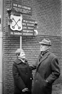 Onthulling naambord Van der Lubbehof in Leiden ( Marinus van de Lubbe ) voormal…, Bestanddeelnr 932-8288