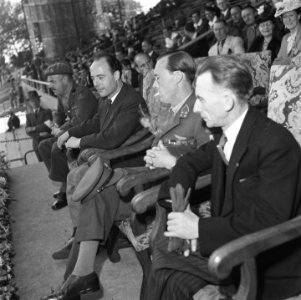 Op de eretribune zitten prins Bernhard en luitenant-kolonel CHJF van Houten, Bestanddeelnr 900-5820