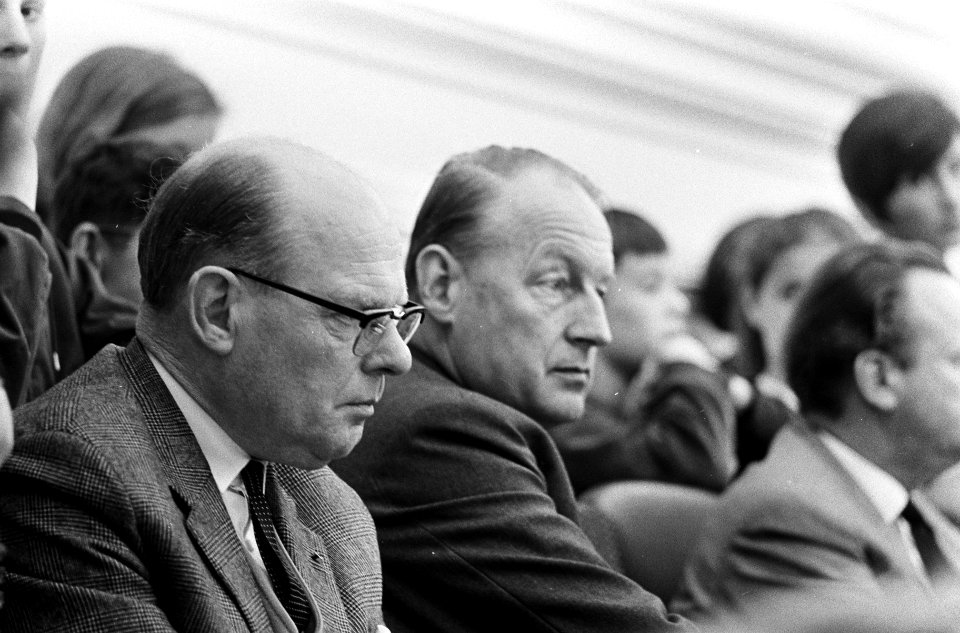 Op de tribune links burgemeester A.J. Vleer (Enschede) en rechts burgemeester H., Bestanddeelnr 920-4058