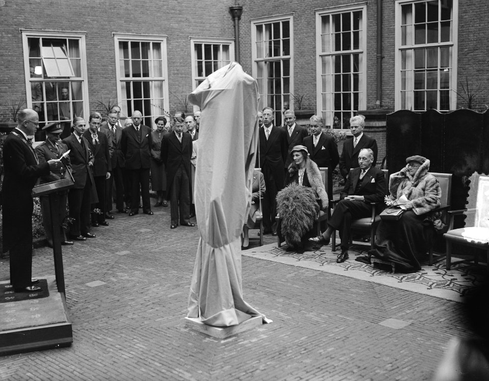 Onthulling op het Stadhuisplein te Leiden door prinses Wilhelmina van het standb, Bestanddeelnr 906-7477