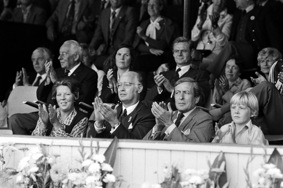 Op de tribune v.l.n.r. Prinses Beatrix, de heer Peekstok (penningmeester), Prins, Bestanddeelnr 930-4027
