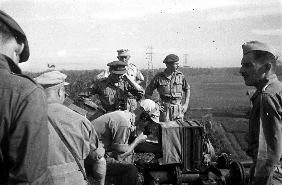 Op een watertoren of een silo zijn officieren en andere militairen verzameld I, Bestanddeelnr 2988