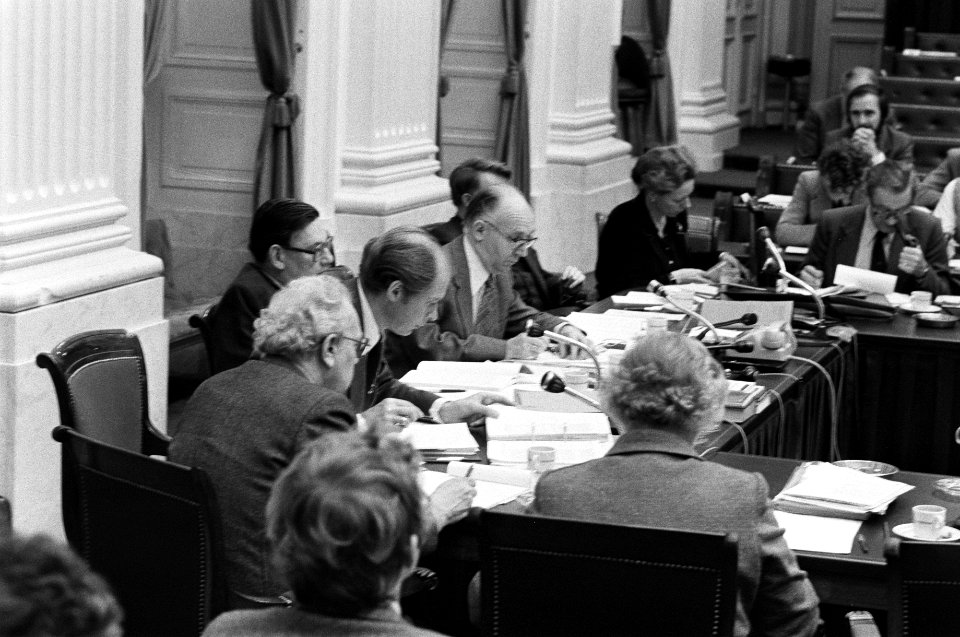 Op de rug Staatssecretaris Veder-Smit (Volksgezondheid en Milieuhygiëne) en min, Bestanddeelnr 930-5700