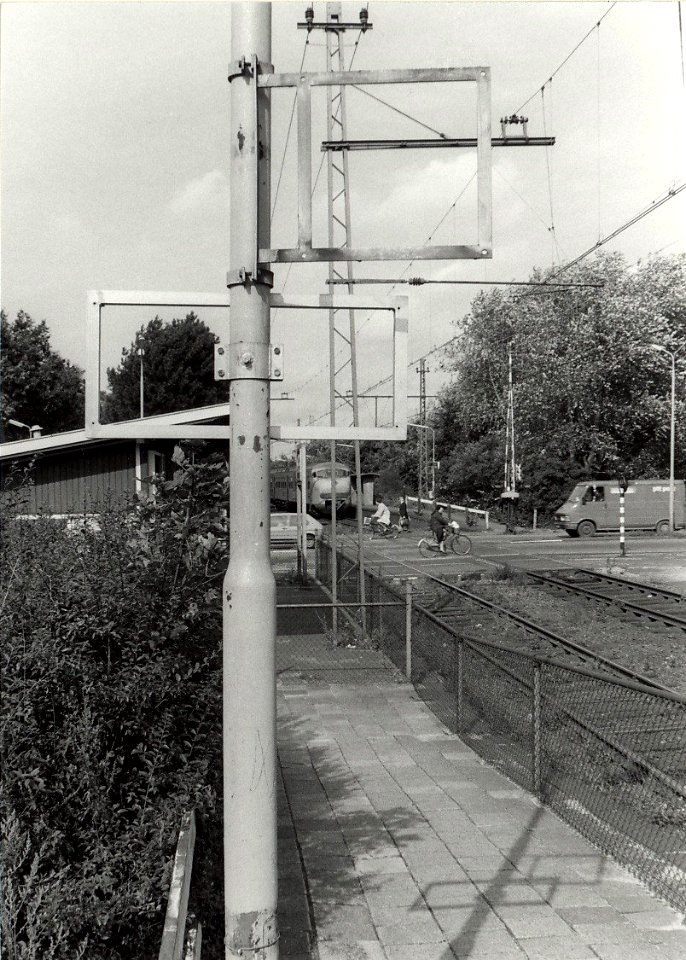 Op de foto de spoorweghalte Velsen Zeeweg. Aangekocht in 1984 van fotograaf C. de Boer bv. - Gepubliceerd in het Haarlems Dagblad van 23.09.1983. Identificatienummer 54-014482, NL-HlmNHA 54014482