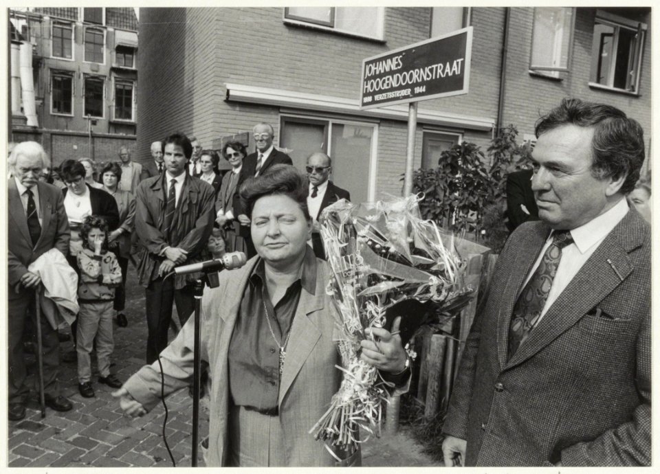 Onthulling straatnaam Johannes Hoogendoornstraat door oud-verzetsman Kraakman (geheel links met stok) en burgemeester Schmitz. Geheel rechts Ad Hoogendoorn