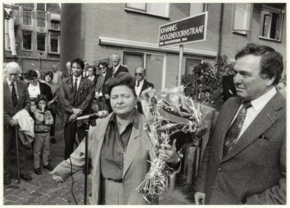 Onthulling straatnaam Johannes Hoogendoornstraat door oud-verzetsman Kraakman (geheel links met stok) en burgemeester Schmitz. Geheel rechts Ad Hoogendoorn