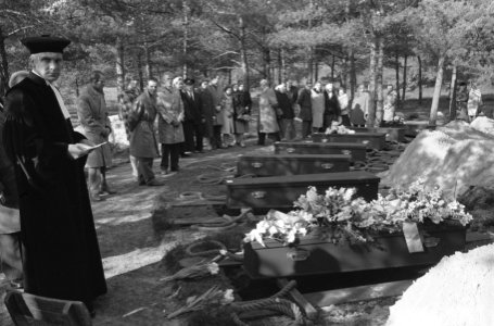 Op de erebegraafplaats Loenen (Veluwe) werden 12 oorlogsslachtoffers herbegraven, Bestanddeelnr 912-1793