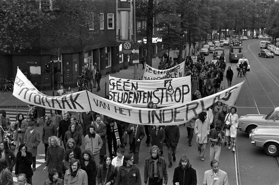 Op de spandoeken Tegen afbraak van het onderwijs en Geen studentenst(r)op, Bestanddeelnr 925-6245