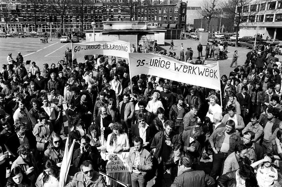 Op de spandoeken staat oa te lezen 35-urige werkweek, Bestanddeelnr 930-2155