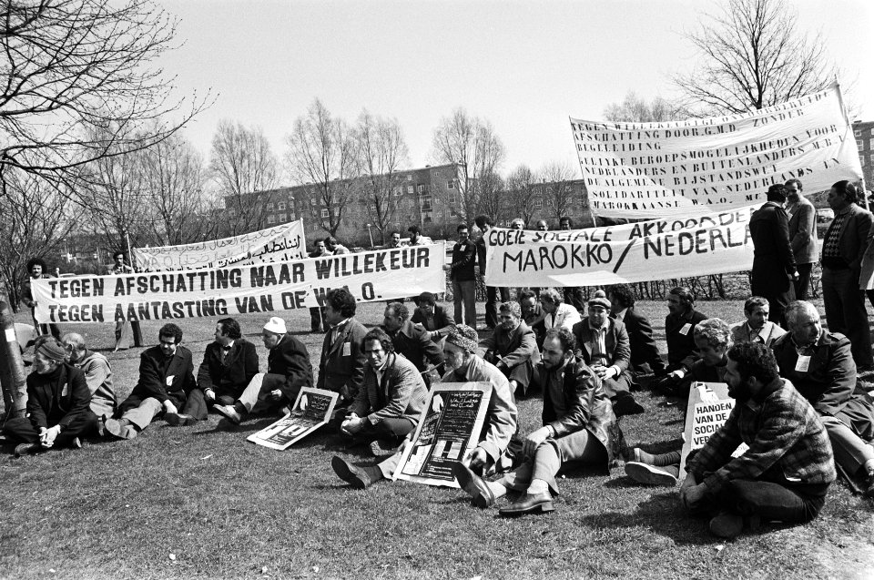 Op de spandoeken staat o.a. Goeie sociale akkoorden Marokko Nederland en Te, Bestanddeelnr 930-2207