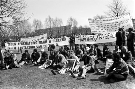 Op de spandoeken staat o.a. Goeie sociale akkoorden Marokko Nederland en Te, Bestanddeelnr 930-2207