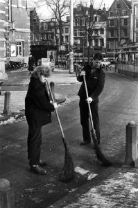 Op de foto Anneke Vonk aan het werk met mannelijke collega bij Leidseplein en …, Bestanddeelnr 933-5272