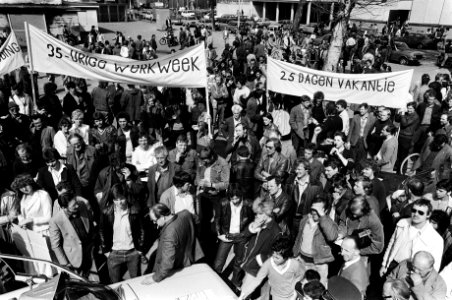 Op de spandoeken staat o.a. te lezen 25 dagen vakantie en 35-urige werkweek, Bestanddeelnr 930-2156