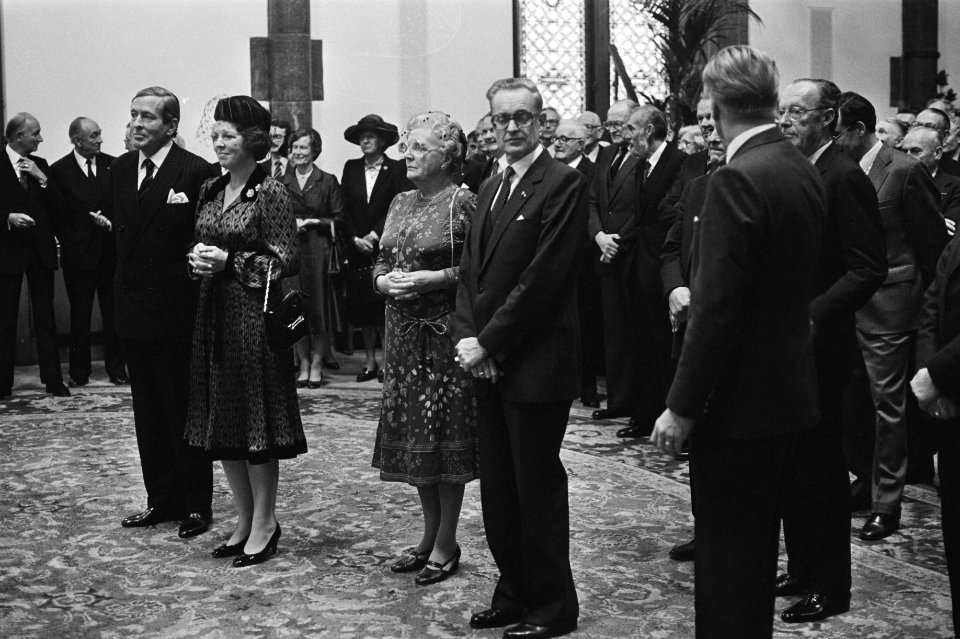 Op de eerste rij van links naar rechts Prins Claus, Koningin Beatrix, Prinses Ju, Bestanddeelnr 931-7191