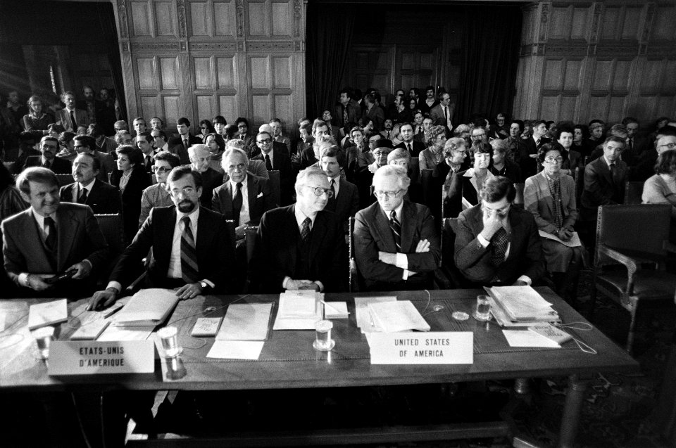 Op de voorgrond de Amerikaanse delegatie met de armen over elkaar de minister v, Bestanddeelnr 930-5785