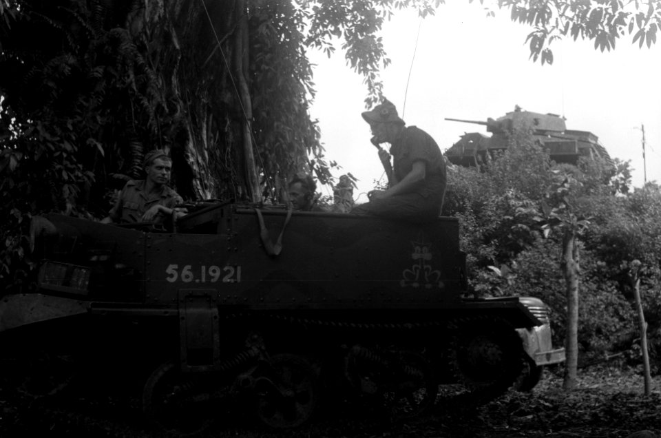 Op de voorgrond een bren-carrier met bemanning. Boven hen een Humber pantserwag, Bestanddeelnr 2946