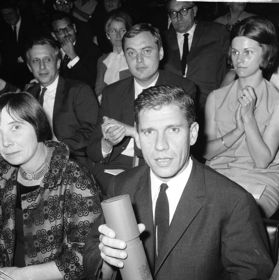 Op de voorgrond schrijver Gerard (Kornelis van het) Reve (voor novelleprijs 1963, Bestanddeelnr 918-3170