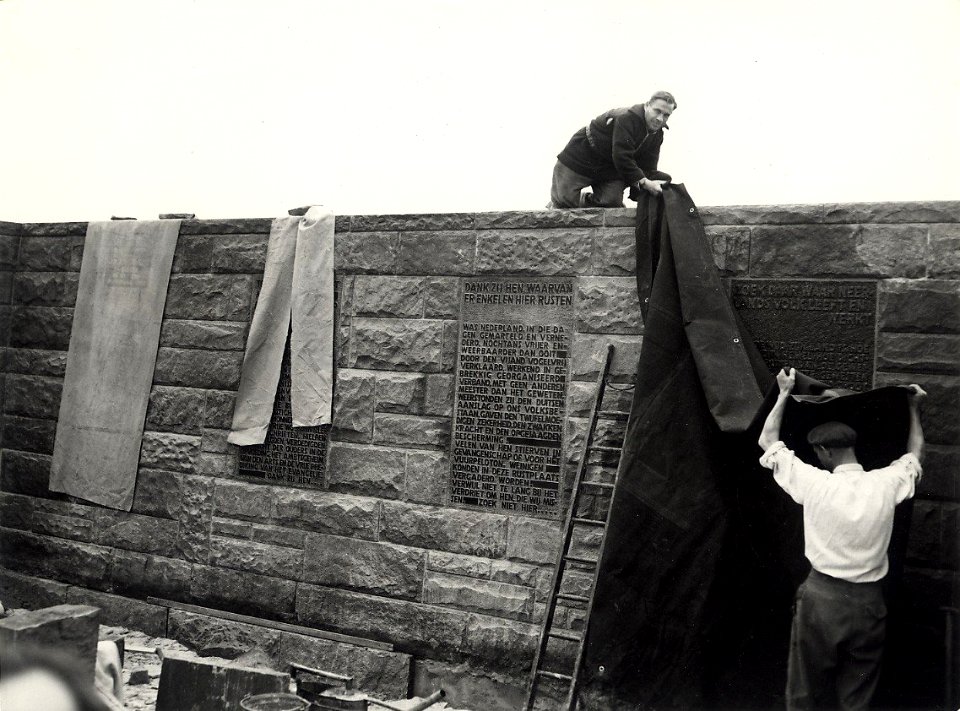 Op de Erebegraafplaats is het plaatsen van vier gedenkstenen gereedgekomen, die op 31 oktober 1953 door Min.Pres.Dr.W. Drees zullen worden onthuld. Aangekocht in 1977 van fotograaf C. de Boe, NL-HlmNHA 1478 25900 K 38