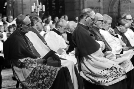 Op de voorgrond links mgr. Bomers en rechts mgr. Simonis, midden achter mgr. Les, Bestanddeelnr 932-7458