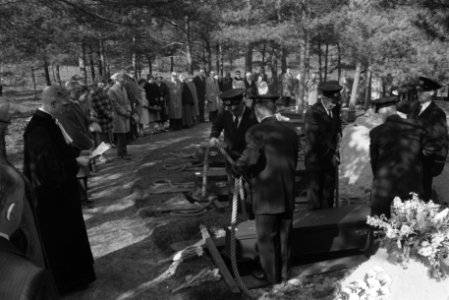 Op de erebraafplaats Loenen (Veluwe) werden 12 oorlogsslachtoffers herbegraven, , Bestanddeelnr 912-1792