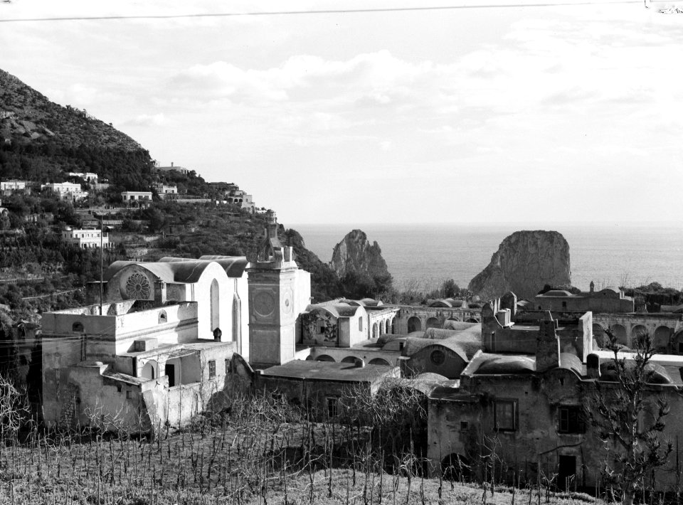 Op de voorgrond Anacapri, op de achtergrond de Faraglioni, Bestanddeelnr 252-0021