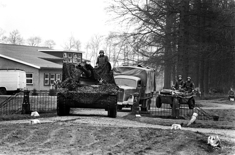 Oorlogswinter van Jan Terlouw verfilmd door de VARA Pim Dikkers , staand in t, Bestanddeelnr 927-8046