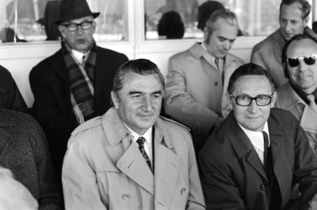 Op de tribune links trainer Muñoz van Real Madrid, rechts Ben van Gelder (manag…, Bestanddeelnr 924-4475