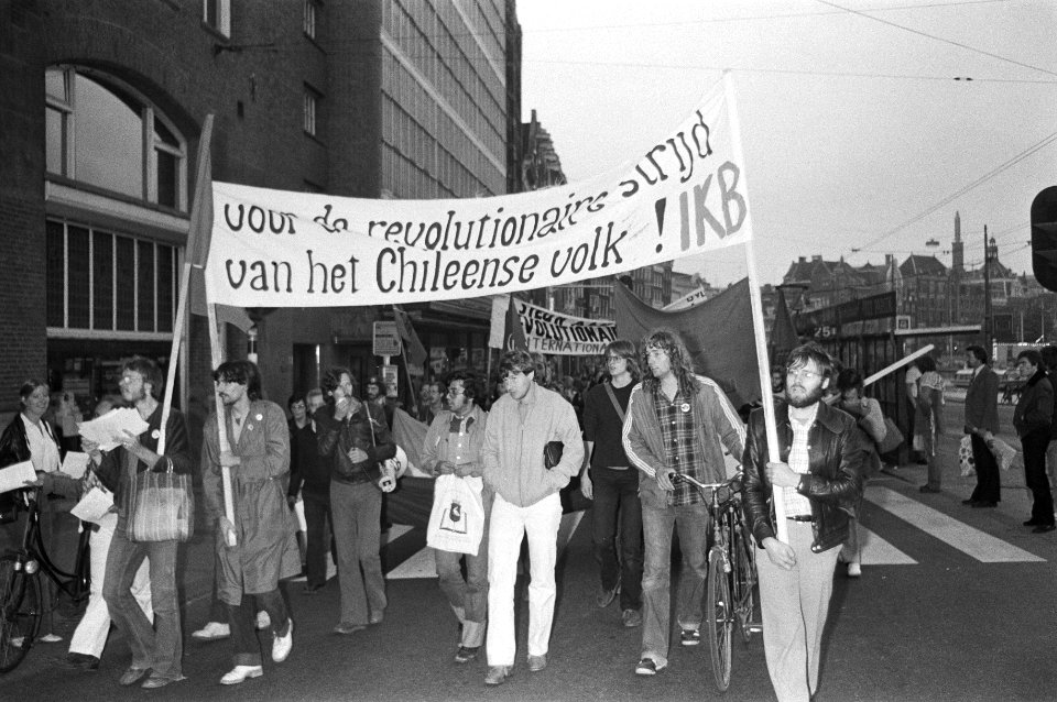 Op de spandoeken oa Voor de revolutionaire strijd van het Chileense volk IKB, Bestanddeelnr 930-4366