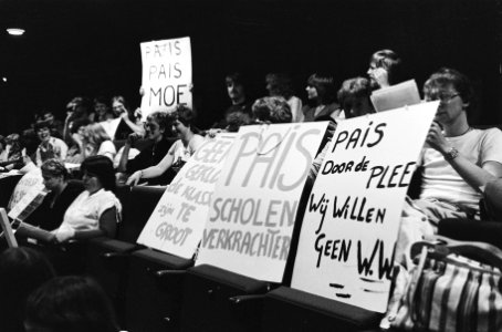 Op de spandoeken o.a. PA is PAIS MOE, Geen gekloot, de klassen zijn te groot, Bestanddeelnr 930-3047