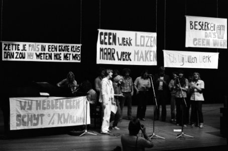 Op de spandoeken o.a. Geen werk lozen maar werk maken, Wij willen werk en B, Bestanddeelnr 930-3048