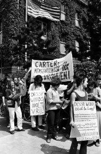 Op de spandoeken o.a. CARTER mensenrechten óók voor vrouwen, Dessie Woods moe, Bestanddeelnr 930-3163