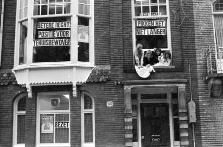 Op de spandoeken is oa te lezen Betere rechtspositie voor tehuisbewoners, Bestanddeelnr 930-1700