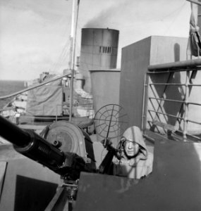 Op een Nederlands passagiersschip in dienst voor troepentransport.. Kanonnier, Bestanddeelnr 935-3292 photo