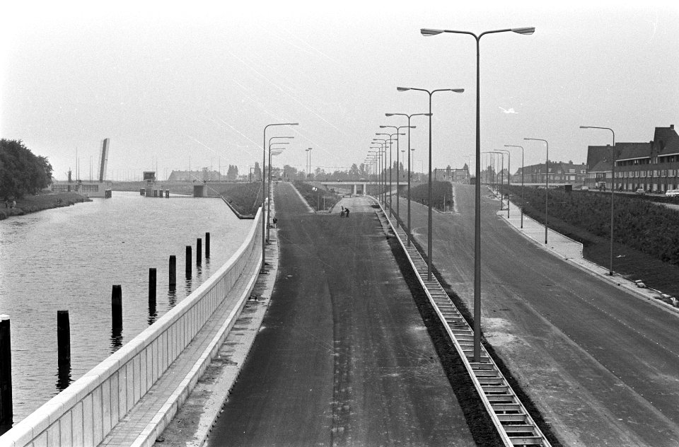 Op de voorgrond de in- en uitgang aan de zuidelijke kant naar de Foliestraat, Bestanddeelnr 921-5776
