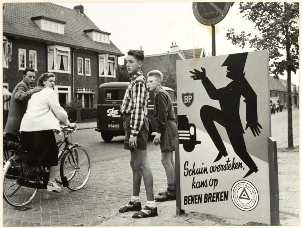 Op de Rijksstraatweg in Haarlem-noord zijn i.v.m. de verkeersveiligheid, zes waarschuwingsborden aangebracht voor voetgangers. NL-HlmNHA 54004364