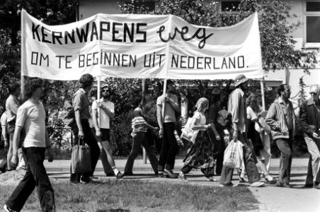 Op de spandoeken staat oa Kernwapens weg - om te beginnen uit Nederland, Bestanddeelnr 930-2747